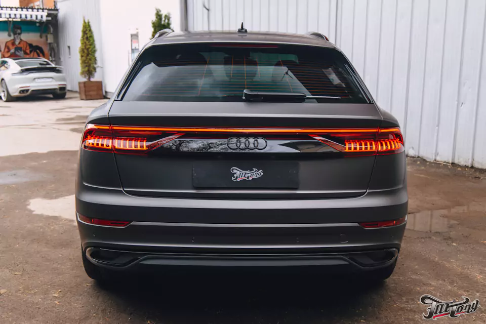 Оклеили Audi Q8 серым матовым полиуретаном, установили усиленные тормозные диски и колодки, окрасили суппорта, сделали антихром, произвели комплекс детейлинг-услуг